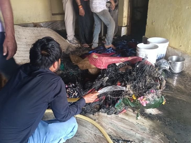 मैरिज गार्डन में लगी आग:गार्डन के गोदाम में रखा सामान जलकर हुआ खाक दमकल ने पाया आग पर काबू