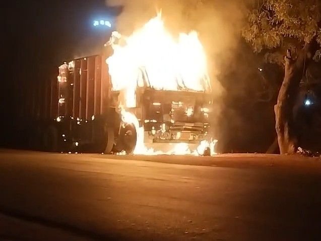 नर्मदापुरम-पिपरिया स्टेट हाईवे पर ट्रक में लगी आग:एक-एक कर फटे टायर, ड्राइवर ने कूद कर बचाई जान