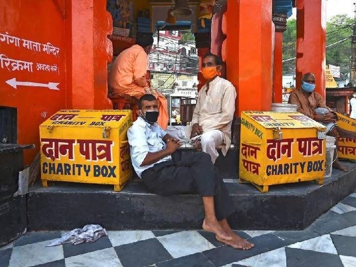 भारत में हर वर्ष 54 हजार करोड़ का दान:68% लोग किसी न किसी रूप से करते हैं मदद, सर्वाधिक 45.9% दान धार्मिक संस्थाओं को; हाउ इंडिया गिव्स 2025’ की रिपोर्ट