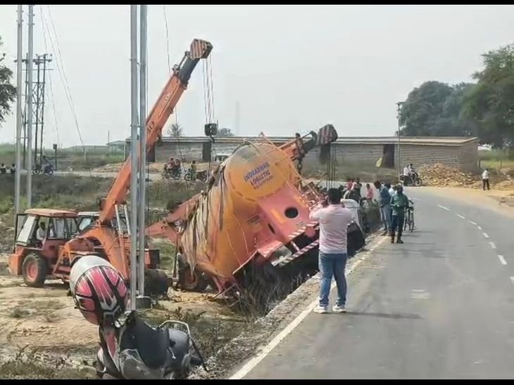 बाइक सवार को बचाने में कैप्सूल वाहन पुल से गिरा:हादसे में दोनों चालकर सुरक्षित; ड्राइवर की सतर्कता से बची जान