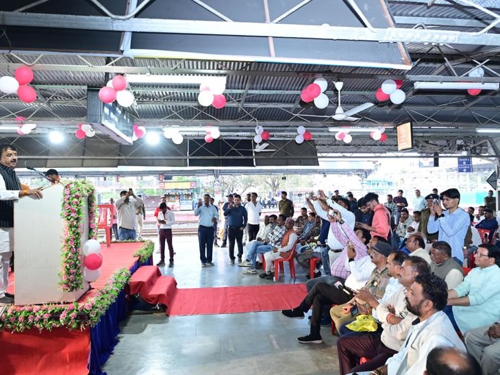 सीहोर में अहमदाबाद-गोरखपुर और बांद्रा-गोरखपुर ट्रेनों का ठहराव शुरू:सांसद-विधायक ने दिखाई हरी झंडी; कुबेरेश्वर धाम के श्रद्धालुओं को मिलेगी सुविधा