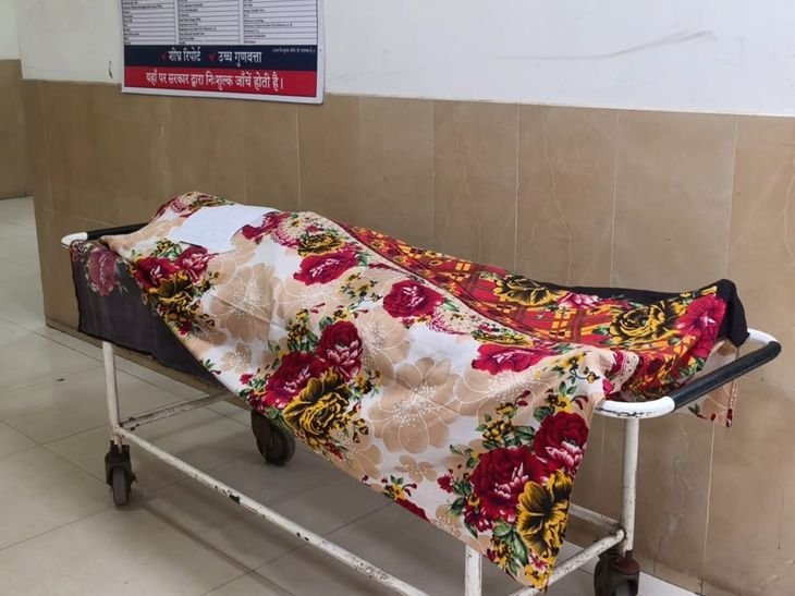 मोबाइल कारोबारी ने पत्नी-बेटी को जहर दिया, खुद भी पीया:पिता-पुत्री की मौत, पत्नी ICU में; ऑनलाइन गेम के चलते कर्ज में डूबा था