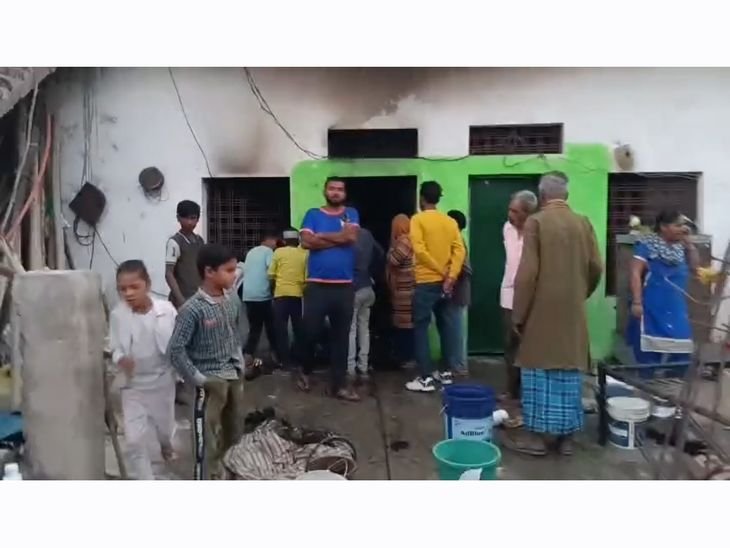 छतरपुर में सिलेंडर फटने से घर में आग:लाखों का सामान और कैश जला, खाना बनाते समय हादसा