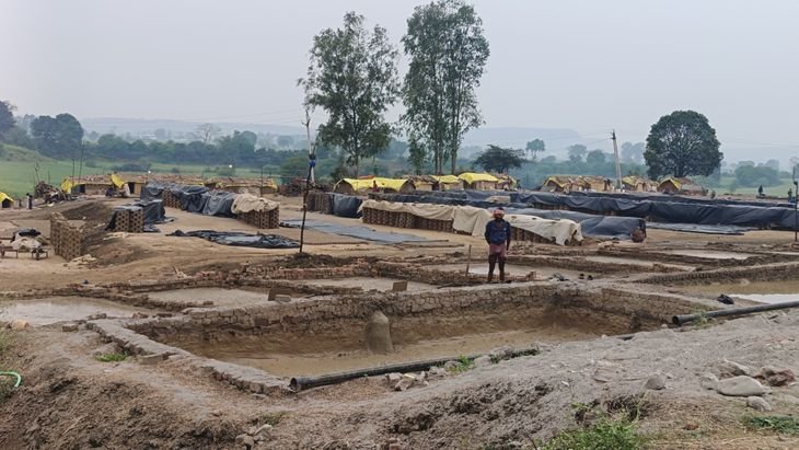 कुम्हारों को मटके-मूर्तियों के लिए नहीं मिल रही मिट्टी, उनके नाम पर चल रहे 200 अवैध ईंट भट्ठे