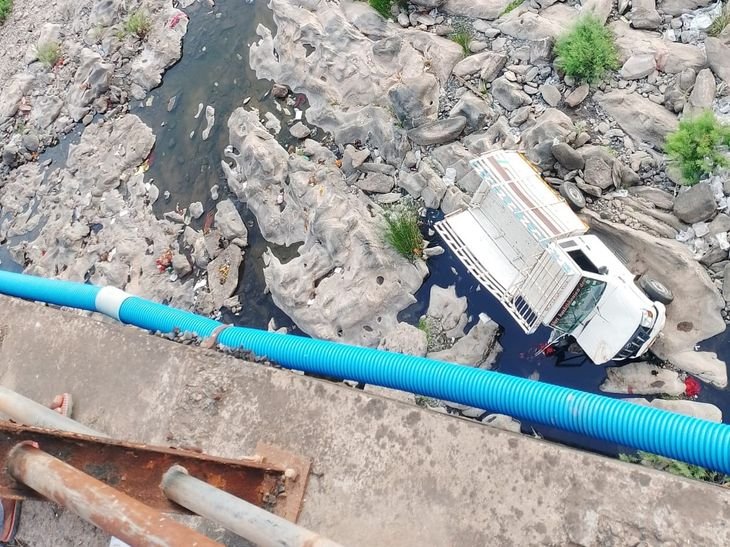 झाबुआ में पिकअप नदी में गिरी:पुल की रेलिंग तोड़ी, ड्राइवर मौके से फरार; कोई घायल नहीं