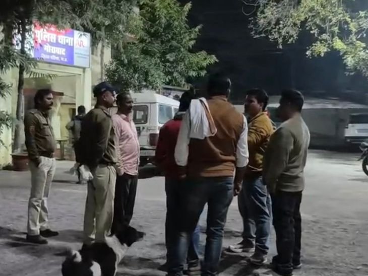 दतिया में रेत भरने के विवाद में फायरिंग:ट्रैक्टर-लोडर पर लगी गोलियां, आरोपी फरार