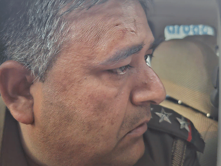 JNU में प्रदर्शन के दौरान पुलिस पर पत्थर-जूते फेंके:UGC रेगुलेशन लागू करने की मांग कर रहा था छात्रसंघ; यूनिवर्सिटी ने कोर्ट ऑर्डर का उल्लंघन बताया