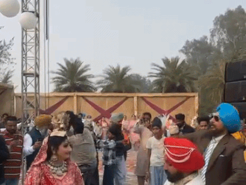 Tarn Taran Wedding Viral | Groom Showers Bride with Lakhs; Social Media Buzz