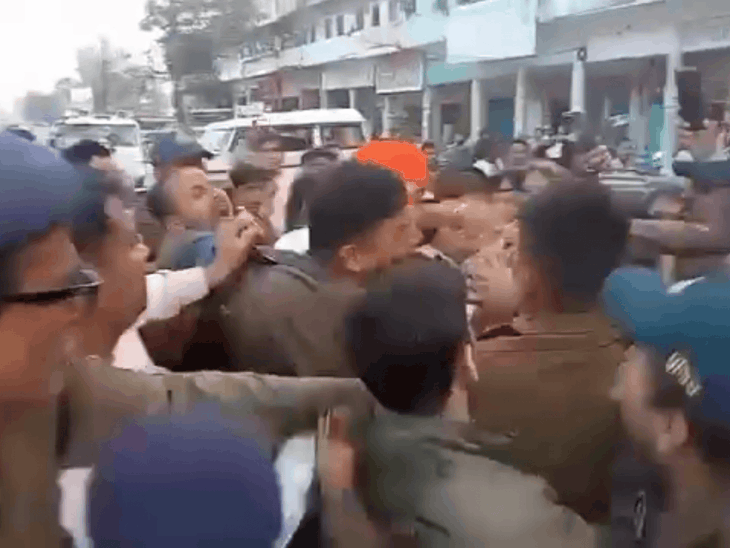 कांग्रेस कार्यालय के बाहर राहुल गांधी का पुतला दहन:छतरपुर में भारतीय जनता पार्टी युवा मोर्चा का प्रदर्शन, पुलिस से धक्कामुक्की भी हुई