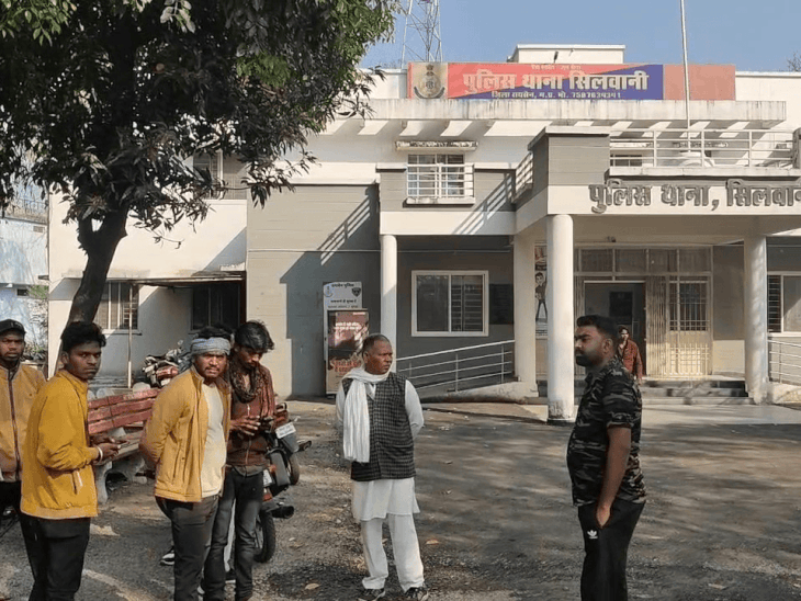 सिलवानी-भोपाल मार्ग पर वाहन की टक्कर:20 वर्षीय युवक की मौके पर मौत, साथी गंभीर; सीसीटीवी से आरोपी की तलाश हो रही