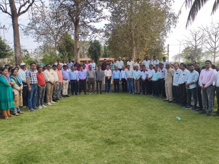 बालाघाट पंचायतकर्मियों ने सीईओ के खिलाफ किया प्रदर्शन:कहा- तबादलों पर रोक के बावजूद सचिवों को इधर-उधर भेजा जा रहा