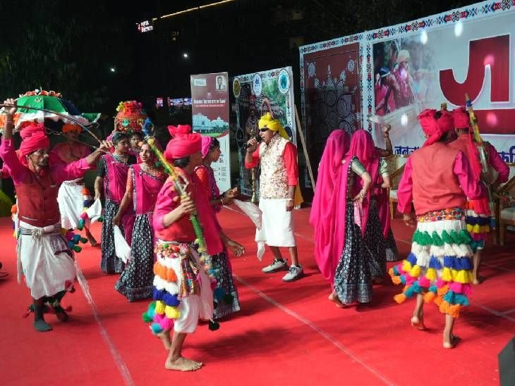 जनजातीय संस्कृति के रंग में रंगा इंदौर:जात्रा–2026 में आदिवासी धुन 'अमू काका बाबा' और 'क्यों मारी रे' पर जमकर थिरके इंदौरी