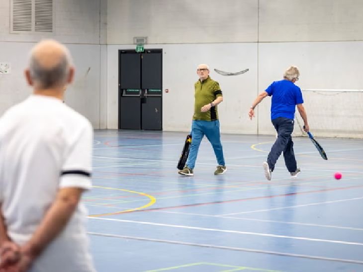 वॉकिंग क्रिकेट, खिलाड़ियों को मिल रहा ‘बैजबॉल’ का मजा:ब्रिटेन में 87 की उम्र तक के लोग खेल रहे; बैटर आउट होने के बाद भी खेलता रहता है, आधा रन लेने की छूट