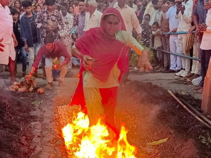झाबुआ में धधकते अंगारों पर चले मन्नतधारी:गल चूल उत्सव में उमड़ा सैलाब; खाटू श्याम की पालकी भी निकली