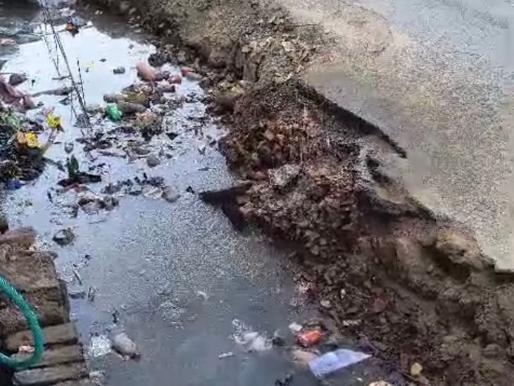 निवाड़ी के वार्ड 7 में दूषित पानी की आपूर्ति:पाइपलाइन लीकेज से घरों में पहुंच रहा गंदा पानी; लोग बोले- इससे इंदौर जैसी त्रासदी का खतरा