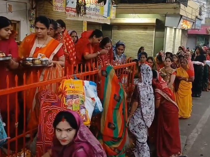 देवास में शीतला सप्तमी पर मंदिरों में भीड़:महिलाओं ने एक दिन पहले बनाकर रखा भोजन, बासी प्रसाद के रूप में करेंगे ग्रहण