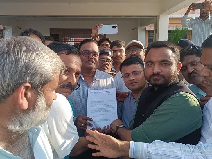 सामाजिक न्याय की मांग पर राष्ट्रपति-मुख्यमंत्री के नाम ज्ञापन सौंपा:मऊगंज में हजारों लोग हुए रैली में शामिल; उग्र आंदोलन की चेतावनी