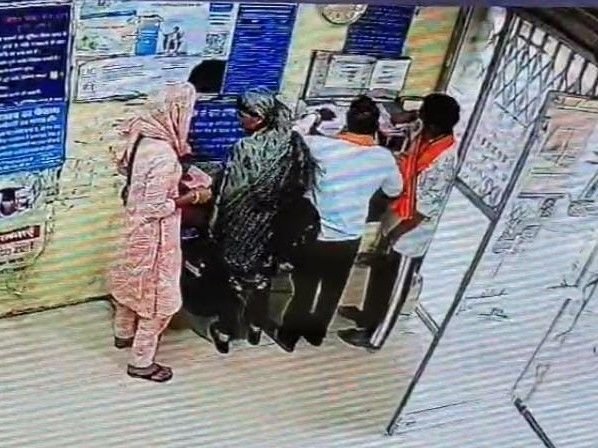 बैंक ऑफ इंडिया से किसान के एक लाख रुपए चोरी:ब्लैड से काटा थैला, CCTV में नजर आई संदिग्ध महिला