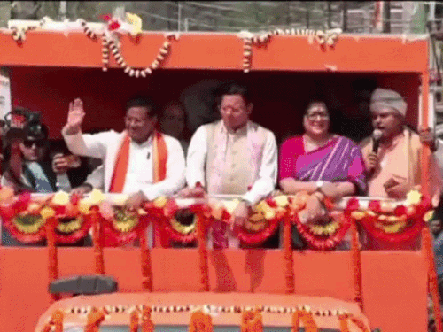 'जनता का पैसा बांग्लादेशी घुसपैठियों में लुटा रहीं ममता दीदी':बंगाल में बोले धामी- वोट बैंक के लिए बनाए जा रहे फर्जी दस्तावेज, कांग्रेस-टीएमसी का डीएनए एक