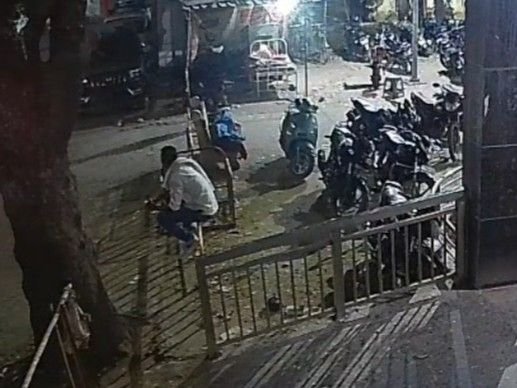 मुरैना जिला अस्पताल में फायरिंग का VIDEO:प्रसूता को ले जाने के लिए भिड़े 2 निजी अस्पतालों के एजेंट; केस दर्ज करने शिकायत का इंतजार