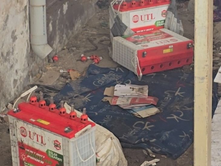 1,20,000 रुपए कीमत की 10 सोलर बैटरियां ले उड़े चोर:जिला अस्पताल में जाली काटकर की वारदात, 4 बैटरियां छोड़कर भागे