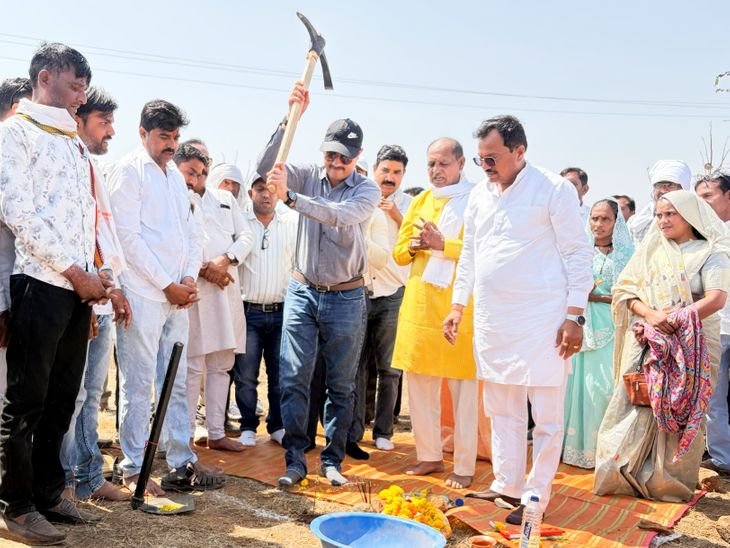 पहले पहाड़ खत्म कराएं, अब पानी बचाने की मुहिम:खंडवा की देशगांव घाटी पर 8 हजार कंटूर ट्रेंच खुदेंगे, कलेक्टर ने चलाई गेंती