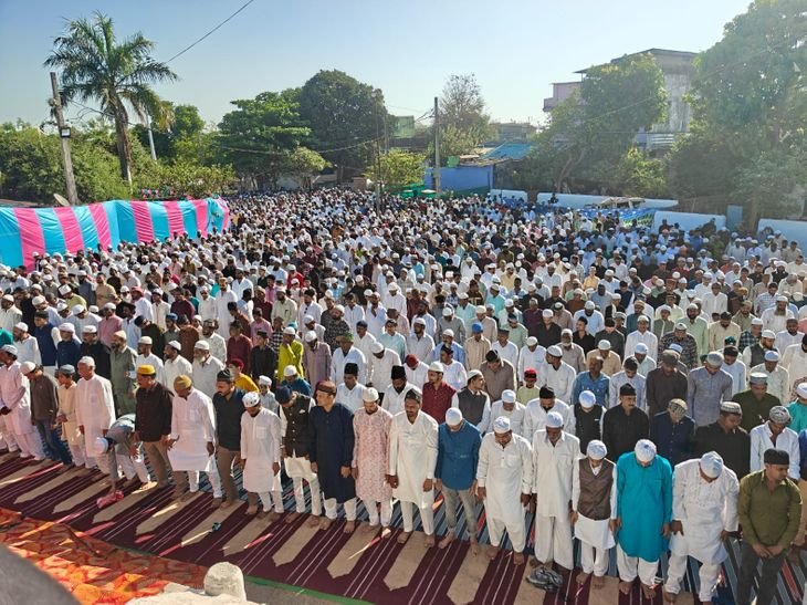 नर्मदापुरम में ईद उल फितर की नमाज:2500 से ज्यादा नमाजियों ने ईदगाह में झुकाया सिर; काजी बोले- ईमान की हिफाजत हमारा फर्ज