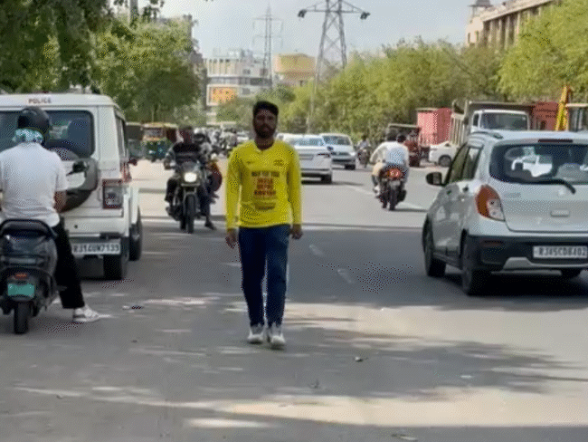 नक्सलियों ने किडनैप किया, सच्चाई जानकर खाना खिलाया,पैसे भी दिए:कमर में इंजरी ने क्रिकेटर बनने का सपना तोड़ा, 20 हजार किमी की पैदल यात्रा की