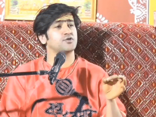 धीरेंद्र शास्त्री बोले- सेवादार 'लौंडियाबाजी' के चक्कर में जुड़े:बागेश्वर धाम में 'माल-पानी' के लिए चेले बने; इनकी नजर सेवा पर नहीं, भौकाल पर है