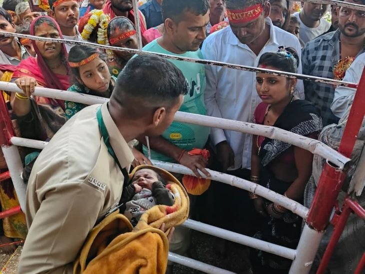 मैहर में भीड़ में फंसा मासूम, पुलिस ने बचाया:चक्कर खाकर गिरे श्रद्धालु को दिया प्राथमिक उपचार; चैत्र नवरात्रि मेले में सुरक्षा बल तैनात