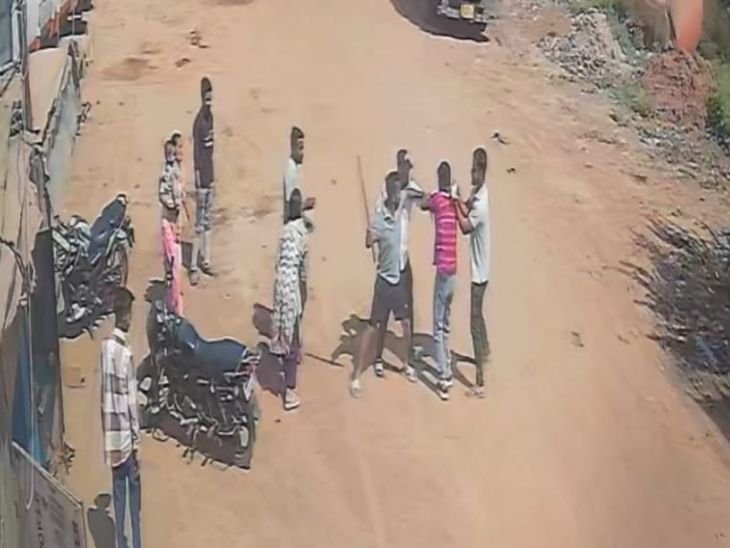 पत्नी के सामने पति को पीटा, अपहरण का प्रयास:वारंटी पिता की गिरफ्तारी में मुखबिरी का था शक, सामने आया मारपीट का वीडियो