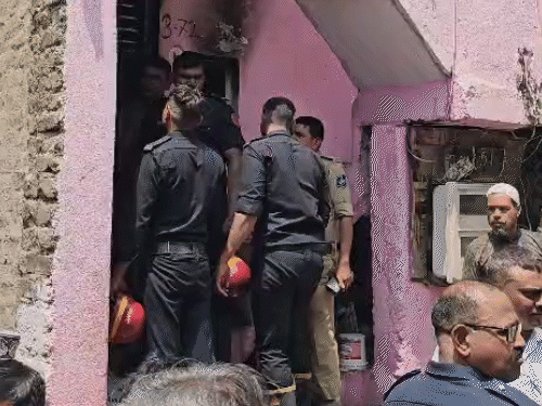 सूरत में एक मकान में आग से 5 की मौत:घर में भर रखा था 10 टन साड़ियों का स्टॉक, पैदल चलने तक की जगह नहीं थी