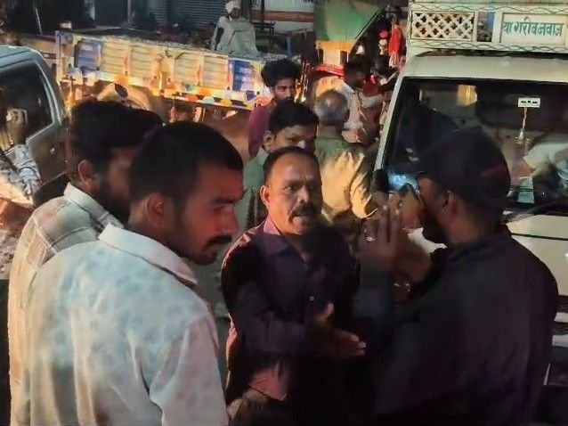 मंदसौर में लहसुन वाहनों को टोकन के बावजूद रोका:पिपलियामंडी में किसानों के विरोध के बाद कांग्रेस नेता के हस्तक्षेप से मिला प्रवेश