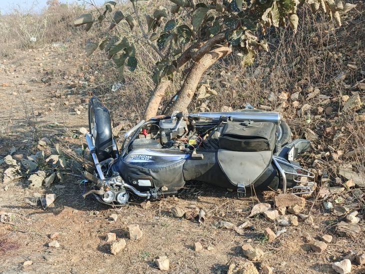 वाहन ने मारी टक्कर, बाइक पेड़ से टकराई; युवक घायल:पन्ना में अपने बच्चों की स्कूल फीस भरकर लौट रहे थे