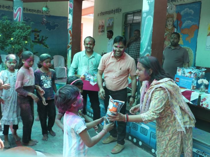 कलेक्टर ने छात्राओं संग मनाई रंगपंचमी:शहपुरा में विधायक ने कराई फाग प्रतियोगिता, पीएम मोदी का गुणगान
