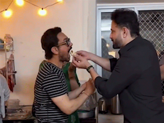 आमिर खान ने परिवार के साथ सेलिब्रेट किया 61वां जन्मदिन:गौरी, किरण राव और बच्चे रहे मौजूद; इरफान पठान ने शेयर किया सेलिब्रेशन का वीडियो