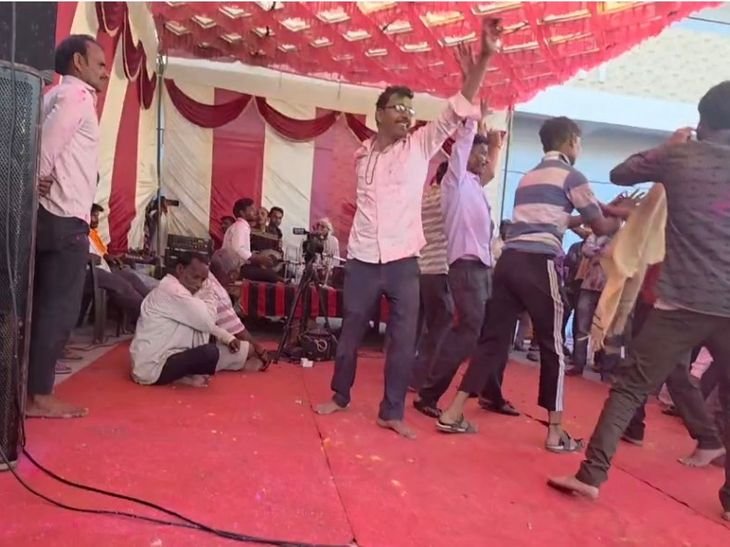 भाई दूज पर भी दतिया में होली का उत्साह:एसपी समेत पुलिसकर्मी भी रंग-गुलाल में सराबोर