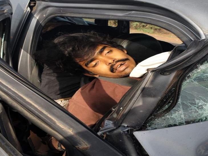 आगरा-मुंबई नेशनल हाइवे पर ट्रक-कार भिड़े, दो की मौत:आगरा से भोपाल जा रहे थे, एक घंटे कार की बॉडी में फंसे रहे घायल