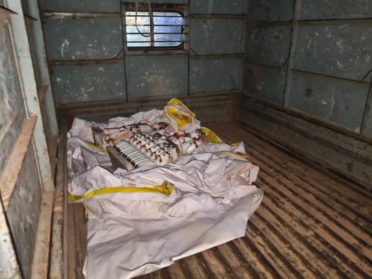 बालाघाट में शासकीय भूमि से हटाई दुर्गा प्रतिमा:गर्रा में 12 घंटे बाद प्रशासन ने चलाया बुलडोजर; सरपंच बोले- यह हिंदुत्व का अपमान