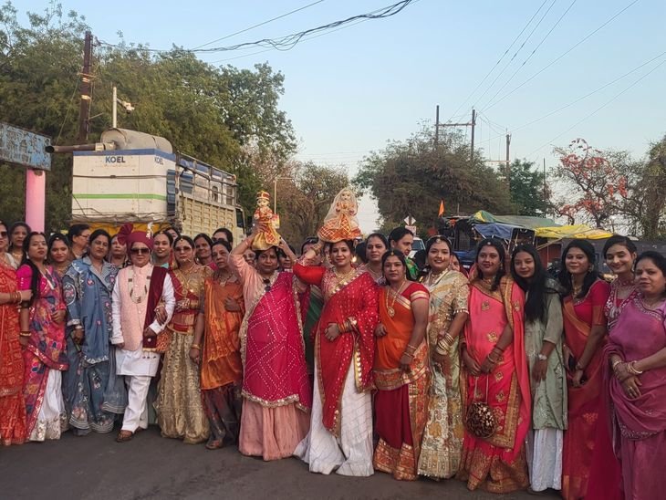 आगर में महिलाओं ने निकाली गणगौर यात्रा:अग्रवाल और ब्राह्मण समाज की महिलाओं ने सिर पर प्रतिमा रख की पूजा