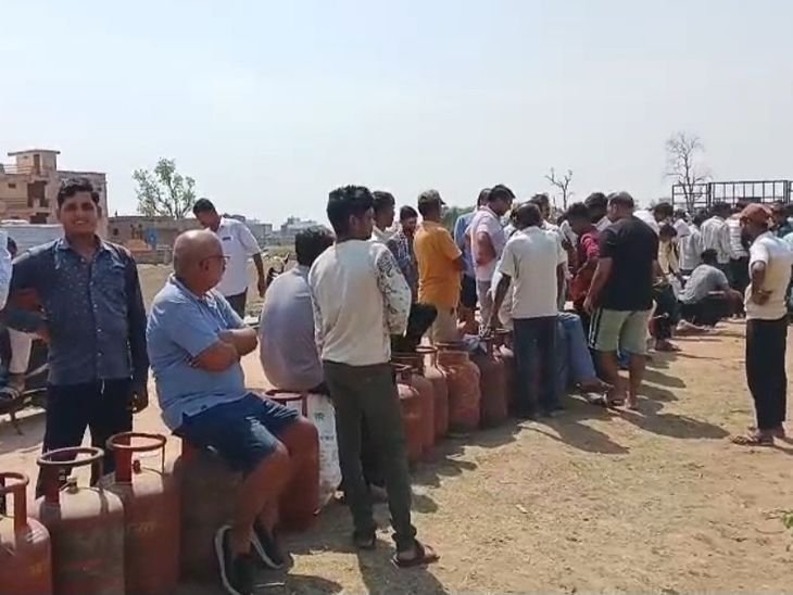 टीकमगढ़ गैस एजेंसी पर 2 दिन से ताला:घरेलू सिलेंडर की किल्लत; होटल-रेस्टोरेंट में धड़ल्ले से हो रहा उपयोग