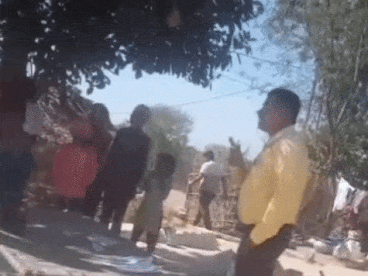 राशन वितरण को लेकर पूर्व सरपंच-कोटेदार के बेटे में मारपीट:शहडोल में कम राशन देने और हाथ से लिखी पर्ची बांटने का आरोप