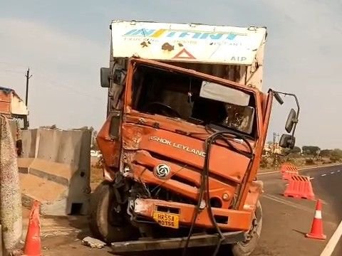 शिवपुरी में पार्सल वाहन पिलर से टकराया:स्टेयरिंग फेल होने से केबिन में फंसा ड्राइवर; क्रेन से निकाला, दिल्ली से इंदौर जा रहा था