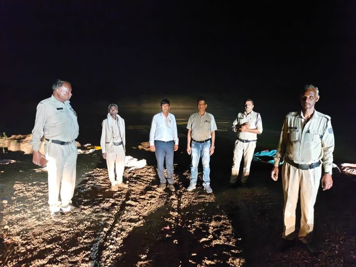 बेतवा नदी में अवैध रेत उत्खनन पर प्रशासन का छापा:नायब तहसीलदार व खनिज विभाग ने उपकरण नष्ट किए