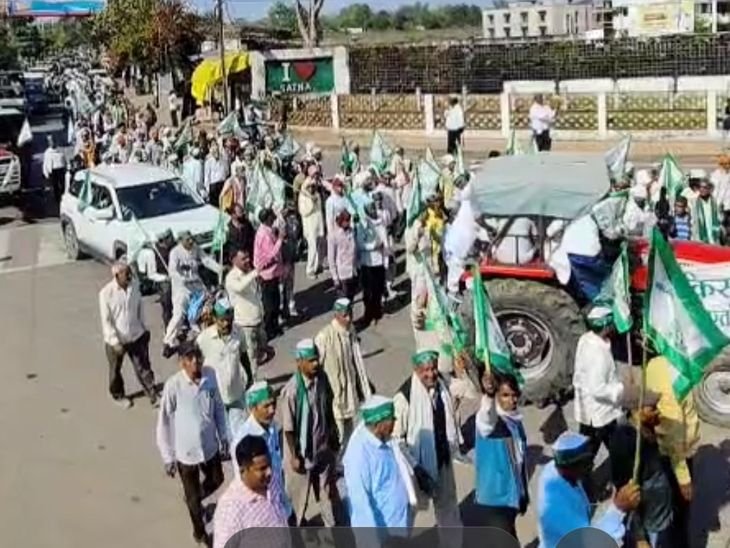 सतना में सीमेंट प्लांट के लिए जमीन लीज का विरोध:किसानों ने ट्रैक्टर रैली निकालकर कलेक्ट्रेट घेरा, निर्णय वापस लेने की मांग