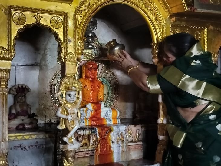 भगवान अजीतनाथ का मोक्ष कल्याणक महोत्सव:श्रद्धालुओं ने किया केसर, गुलाब से पक्षाल; बंधु त्रिपुटी महाराजश्री रहे उपस्थित