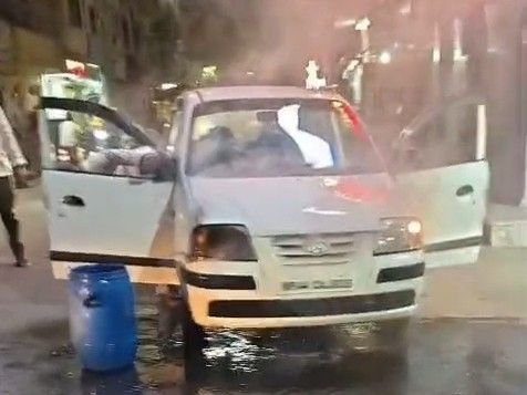 मंदसौर में चलती कार में लगी आग:ईद की खरीदारी के लिए जा रहा था परिवार, शॉर्ट सर्किट की आशंका