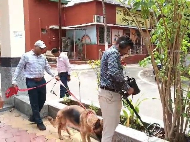 मंडला जिला न्यायालय को बम से उड़ाने की धमकी:पुलिस और बम निरोधक दस्ते ने तलाशी ली, मेल दक्षिण भारतीय भाषा में आया