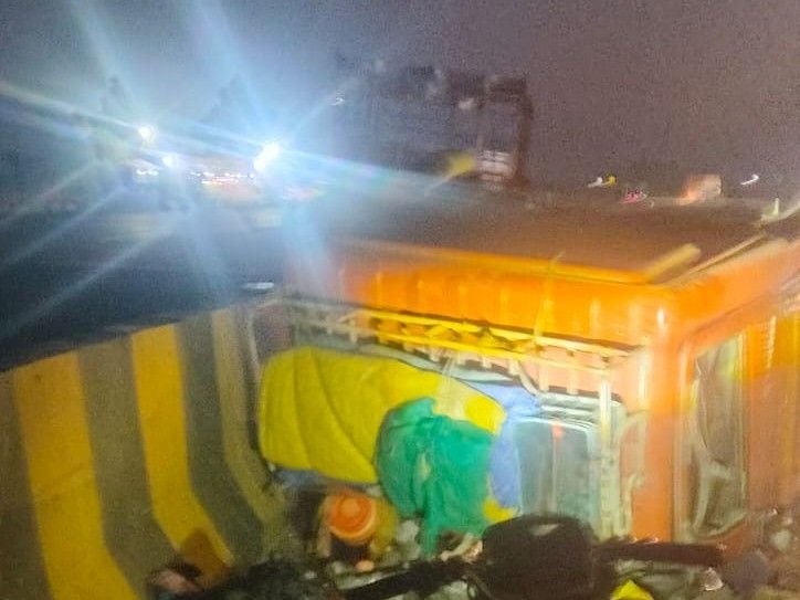 शाजापुर में NH पर लोडिंग वाहन डिवाइडर से टकराया:आगरा से इंदौर जा रहा वाहन दुर्घटनाग्रस्त, दो लोग घायल