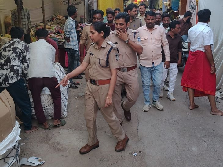 दतिया में नवरात्र से पहले पीतांबरा मंदिर में सख्ती:रास्ते से अतिक्रमण हटाकर श्रद्धालुओं के लिए रास्ता साफ किया, सुरक्षा बढ़ी